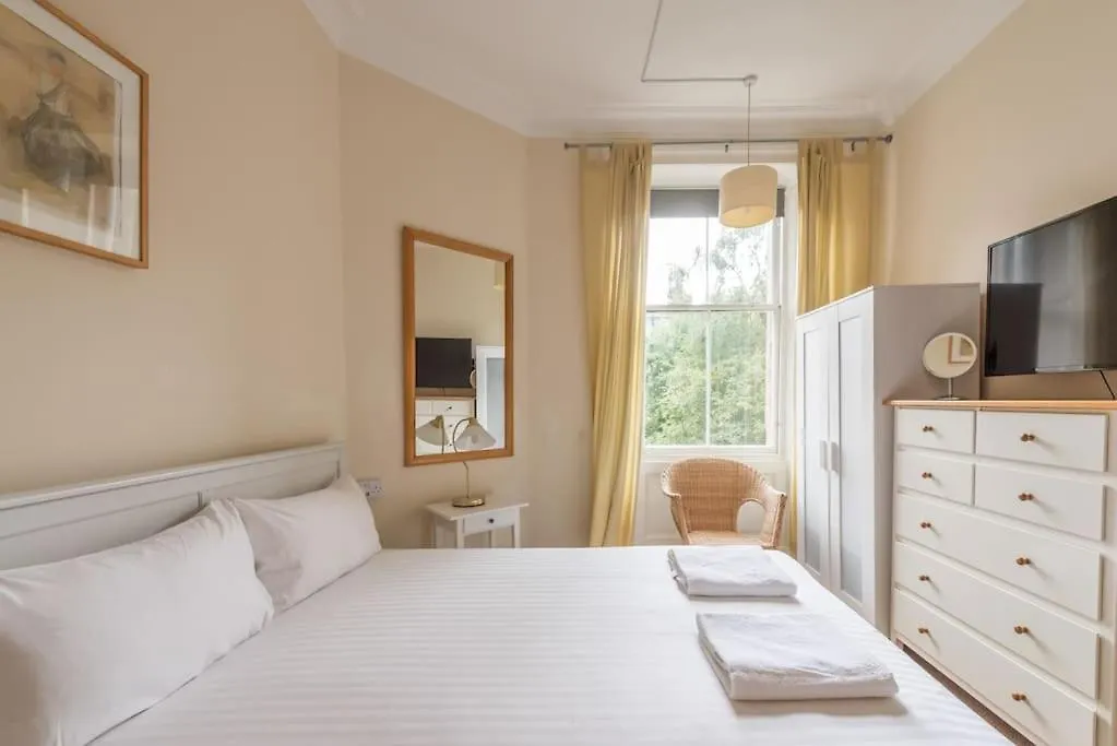 Beautiful 2 Bed 2 Bath Flat Overlooking Meadows Park Edynburg