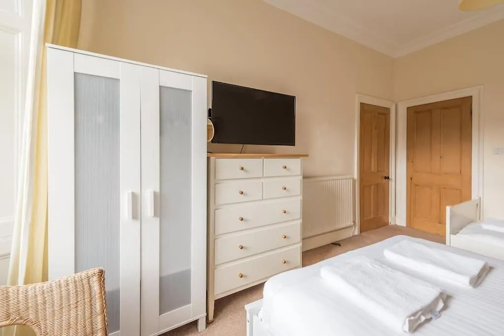 Beautiful 2 Bed 2 Bath Flat Overlooking Meadows Park Edynburg